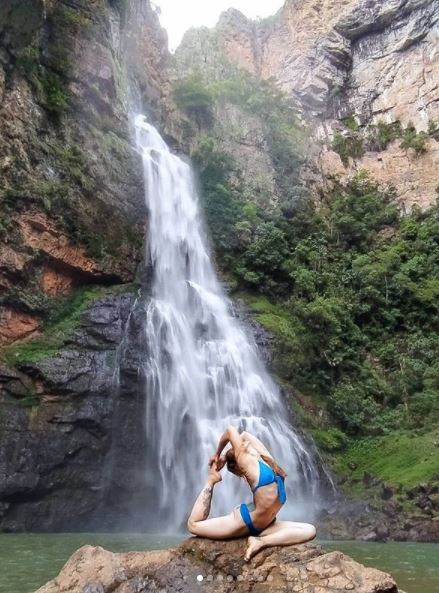 Yoga e cachoeira